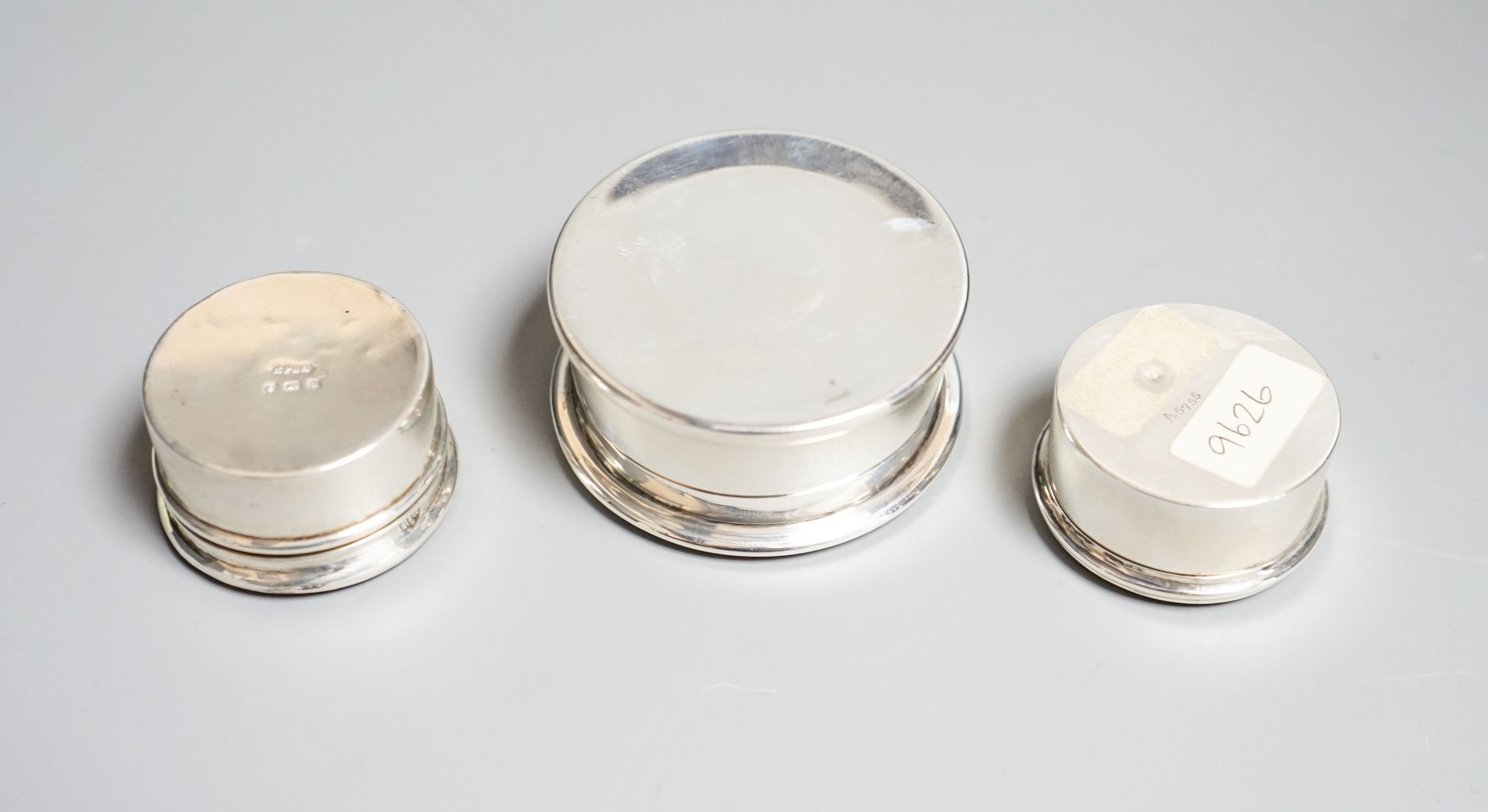 Three assorted early 20th century silver and tortoiseshell pique circular boxes and covers, including William Comyns, largest 63mm.